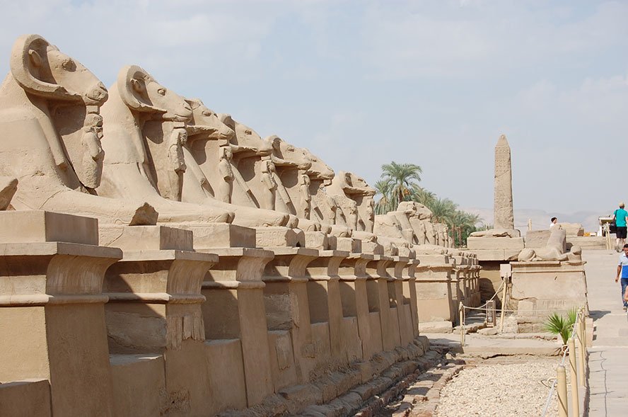 Luxor ägypten tempel Inmitten der Stadt, direkt am Ufer des Nils